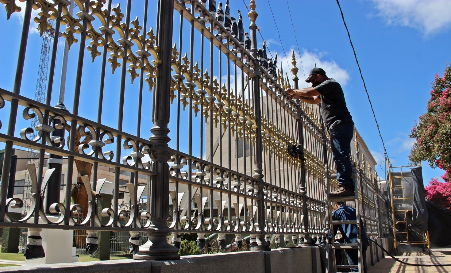 La Municipalidad de San Lorenzo restaura la reja del Pino Hist&oacute;rico