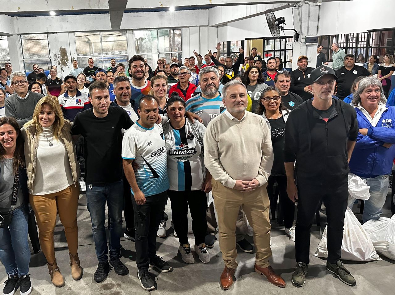 Lewandowski se reuni&oacute; con 30 clubes de Rosario y la regi&oacute;n: &ldquo;Vamos a recuperar los barrios para que vivamos mejor&rdquo;