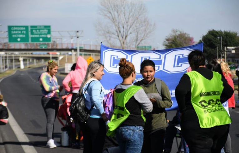 Efecto Milei Emergencia Alimentaria: Jornada de protesta con 500 cortes en el país, 8 en Rosario