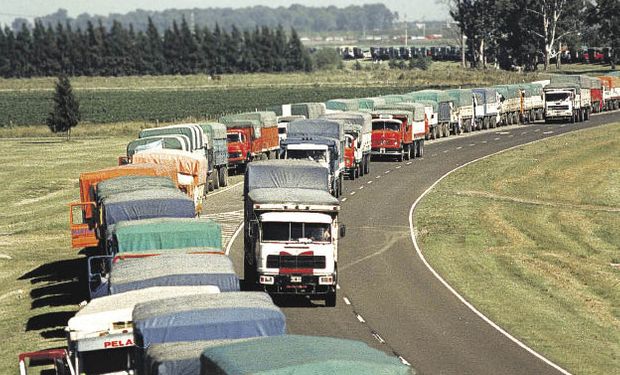 Alerta: Tras el paro general, un aluvión de camiones llega a los puertos del Cordón Industrial