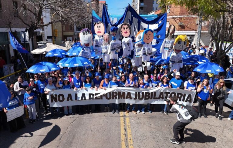 La traición de Pullaro a los trabajadores: Aportar más y cobrar menos. Cómo afecta la reforma jubilatoria a las docentes