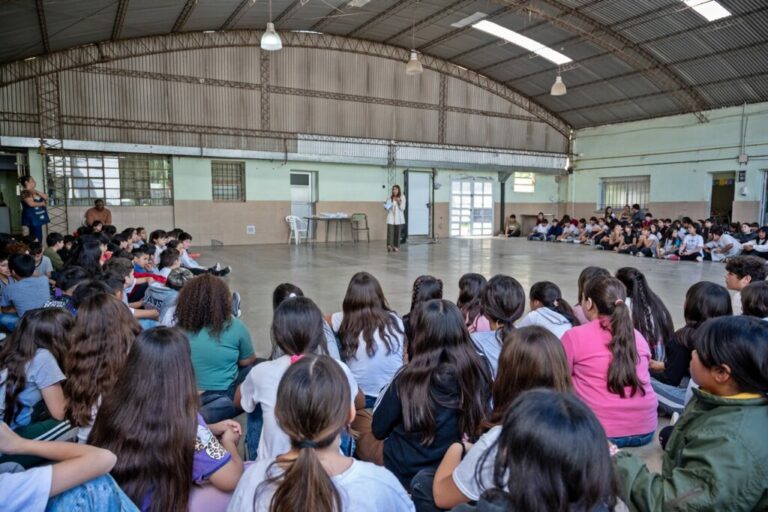 Prevención del dengue: la Municipalidad dicta charlas y entrega larvicidas en escuelas