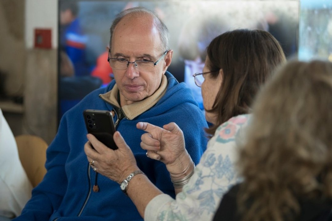 Vuelven los talleres gratuitos sobre el uso del celular para personas mayores