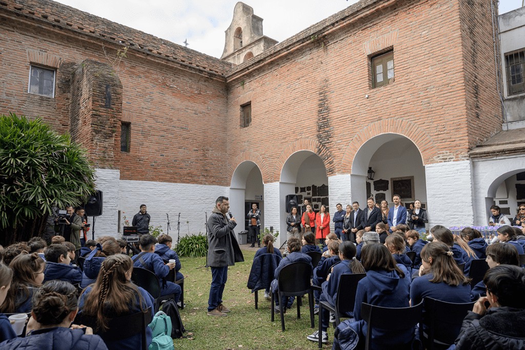 Raimundo distinguió a los estudiantes que impactaron al mundo con una emocionante canción