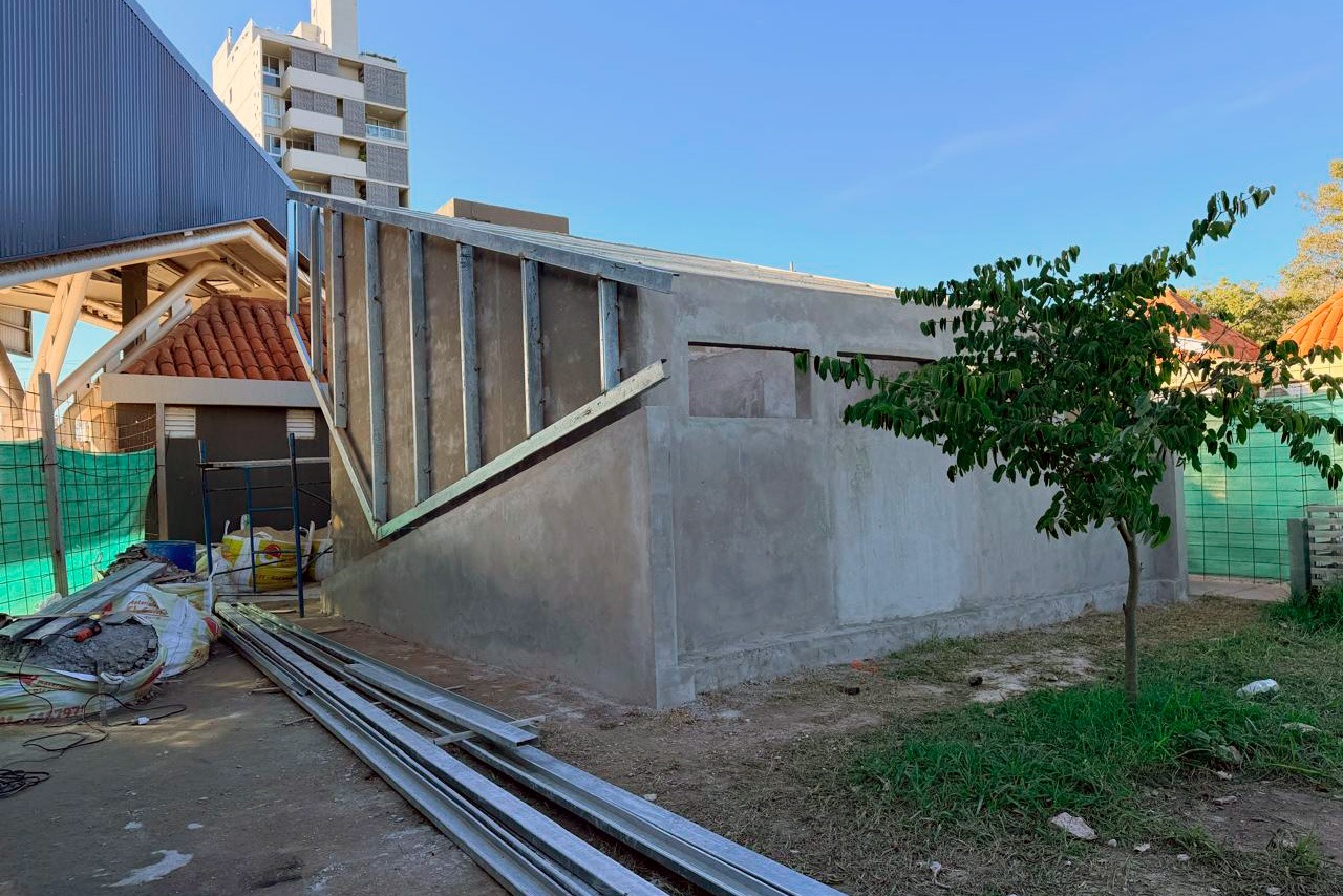 Para acompañar el crecimiento del turismo en San Lorenzo, construyen nuevos baños en el Parador Turístico